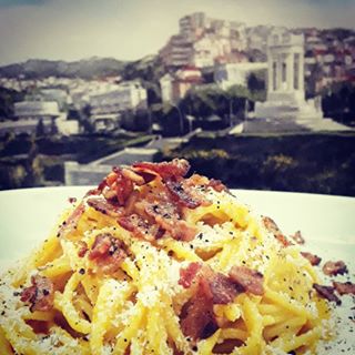 Immagini in composizione degli interni del locale La Mezza Luna Ristorante Pizzeria a Ancona